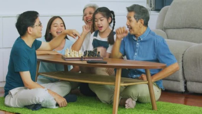 家人喜欢在客厅在家下棋。