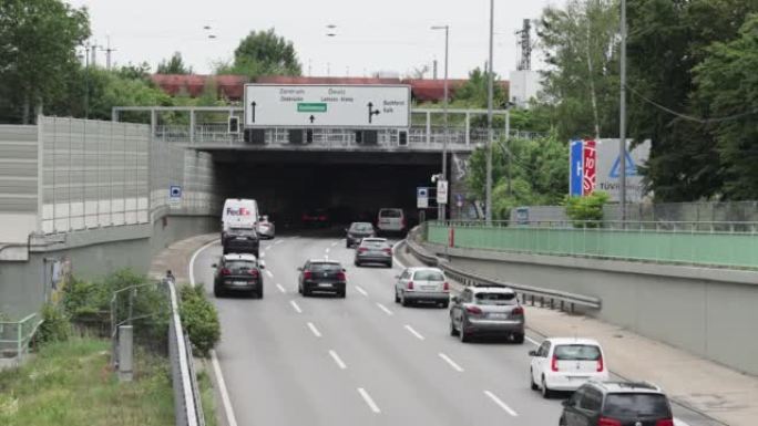 汽车在德国科隆的高速公路上行驶