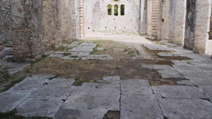 阿尔巴尼亚布特林特古城遗址。古建筑的墙壁、拱顶和柱子。白天，中景