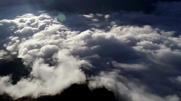 云朵爬过喜马拉雅山，西藏，中国。