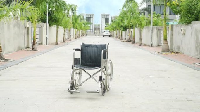 轮椅独自留在空旷的道路上