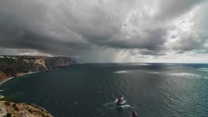 雨锋穿过海湾，风暴前的海岸。用三脚架拍摄的长镜头