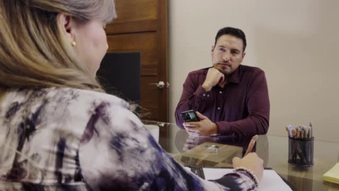 商务办公室税务关系西班牙裔男性客户和女性代理会议视频系列