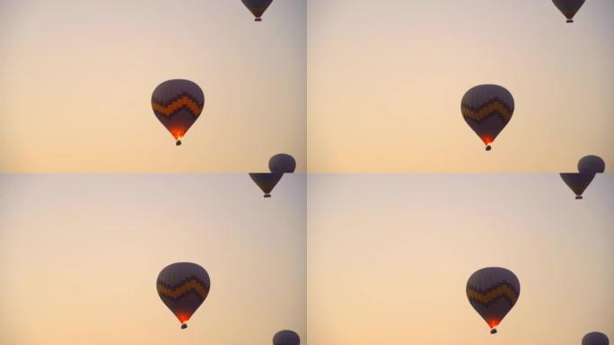 土耳其卡帕多西亚的蓝天气球，天空中没有云