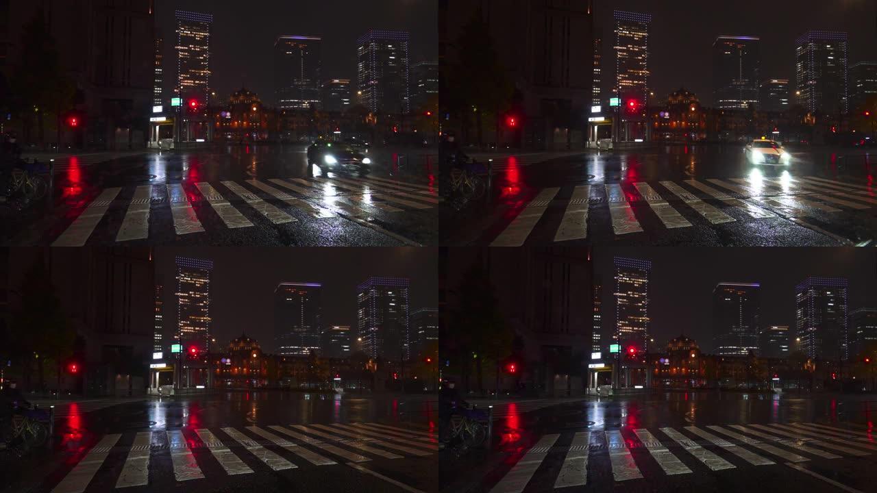 夜间市区下雨天的交通，汽车灯