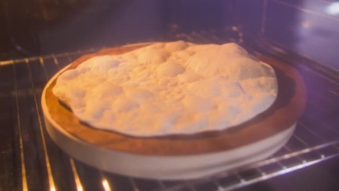 传统的皮塔饼在烤箱的砖石上烹饪，延时拍摄