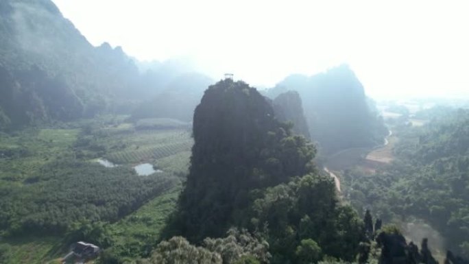 老挝万江的Nam Xay视点鸟瞰图，老挝万江的著名山脉。