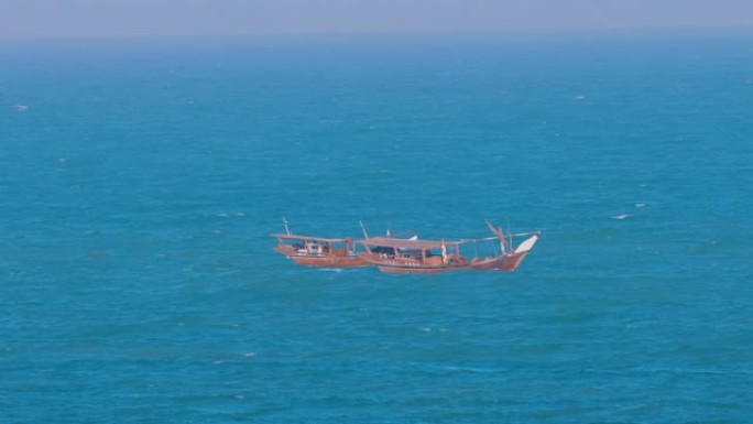 渔民乘坐Dhow帆船在公海捕鱼