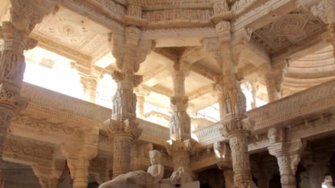 印度。拉纳克布尔神庙。内部内部