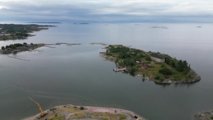 赫尔辛基Havshamnen码头上船只的全景