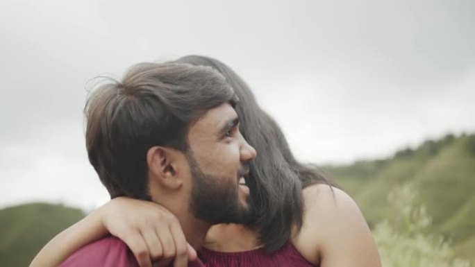可爱的年轻印度夫妇在4k的大自然中交谈和欢笑