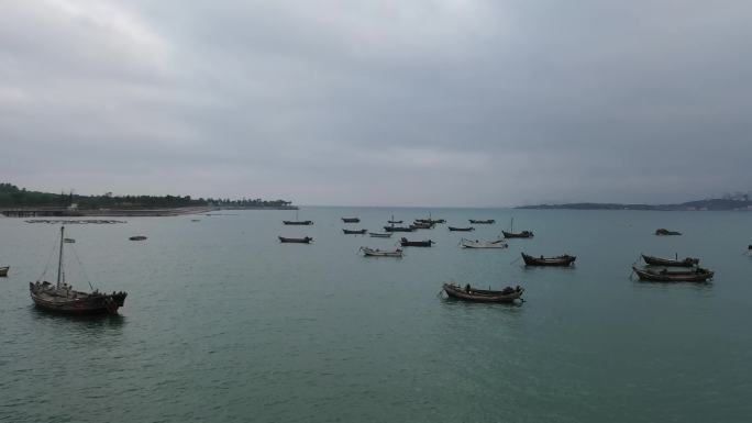 实拍休渔期渔船停靠海湾