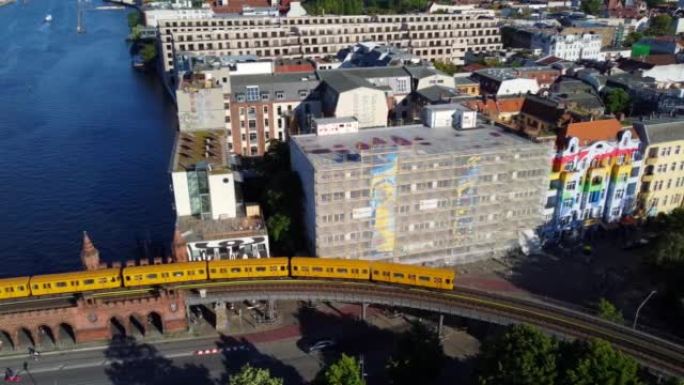 2旧黄色地铁U Bahn在桥上相遇。完美的鸟瞰图飞行