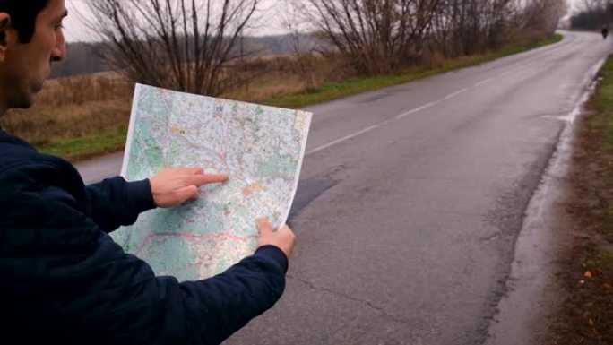 地图上的那个人正在看道路。选择性聚焦。自然。