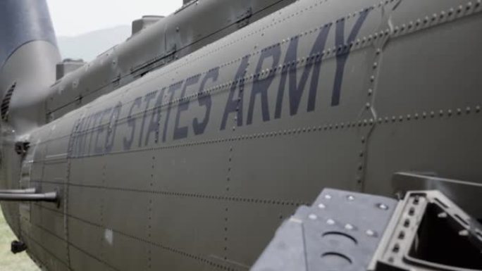 美国空军飞机徽章贴花在一架军用直升机的侧面