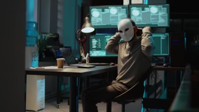网络恐怖分子戴着面具黑客数据库服务器