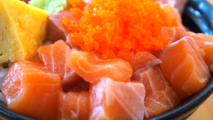 鲑鱼片与新鲜的鱼和鱼子酱或鱼卵的特写