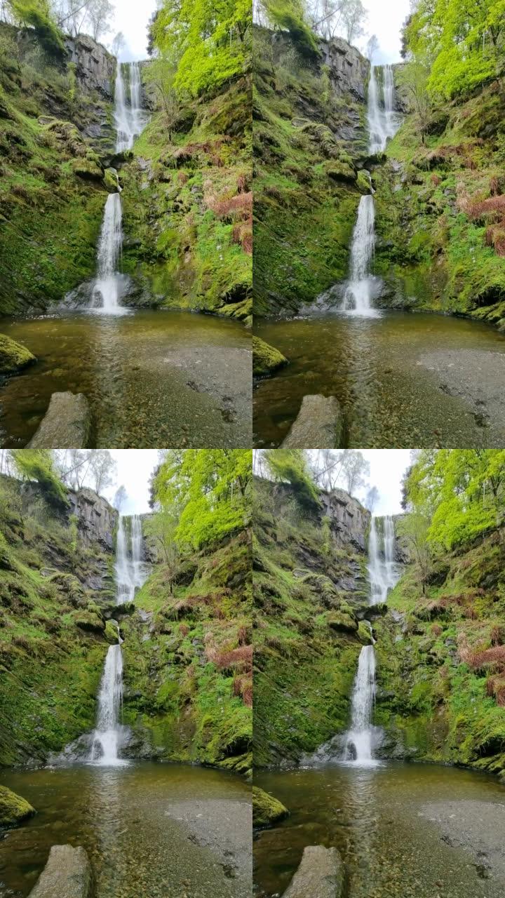 瀑布的垂直翻转，从覆盖着苔藓的岩石上流下