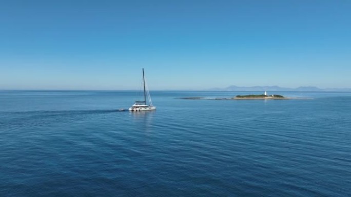 双体船，在平静透明的海中带灯塔的岛屿。