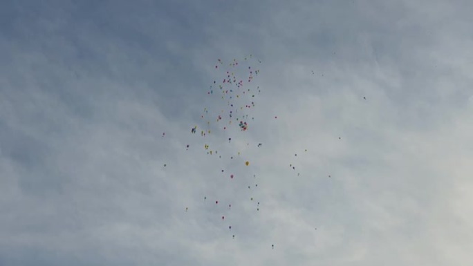 彩色气球在天空中飞走