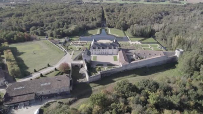 法国森林城堡的鸟瞰图
