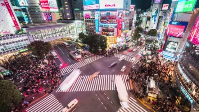 汽车交通运输的夜间时间流逝，拥挤的人们在涩谷争夺十字路口走过马路。东京旅游景点地标、日本旅游、亚洲交