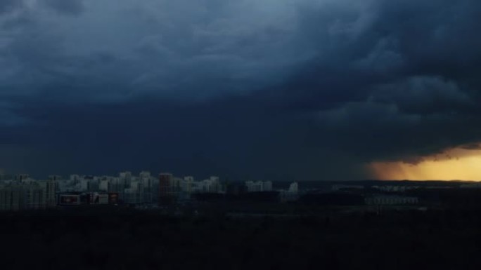 一座城市上空的雷云