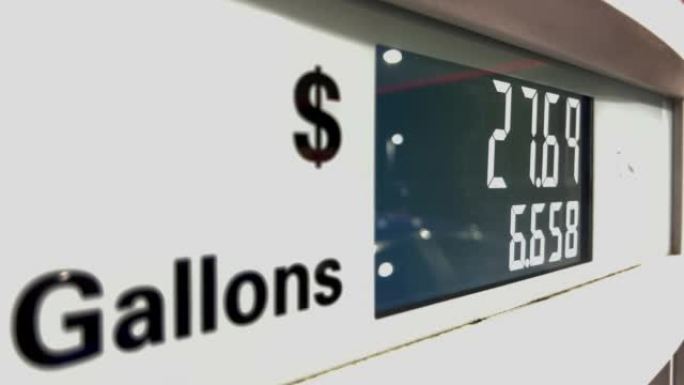 数字计数器计数的加油站和不断上涨的汽油价格。特写