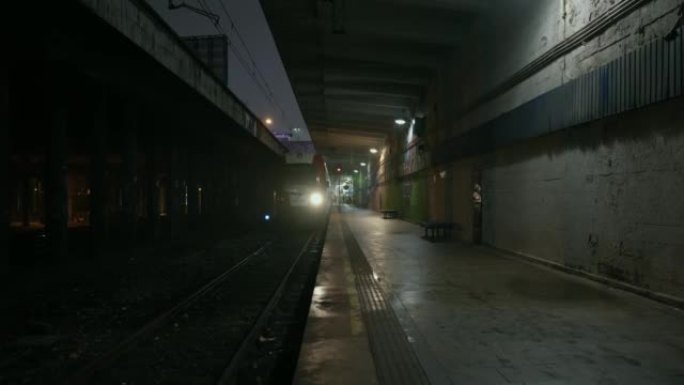 Thrain在废弃的铁路/地铁站台上。犹太人区。夜市阴雨秋雾天气。哥谭市情绪。电影风格。