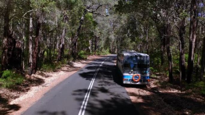 在西澳大利亚州的乡间小路上行驶的野营巴士的4k镜头