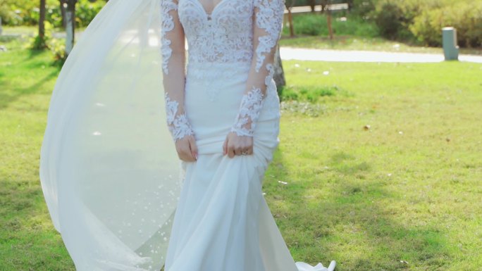 穿着婚纱的新娘拉起轻纱