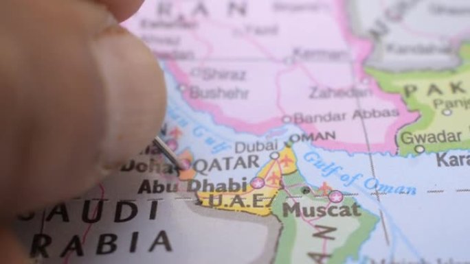 卡塔尔在政治地图上的位置旅行概念宏观特写查看股票视频