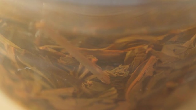 压制普洱茶发酵陈年茶叶。宏观特写。泡茶