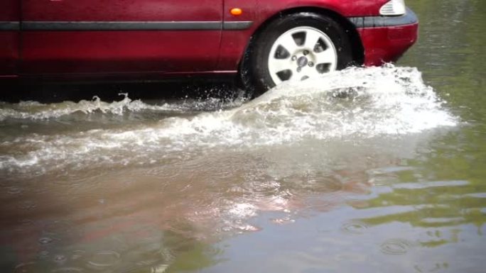 一场雨后城市里的洪水。汽车沿着街道行驶。