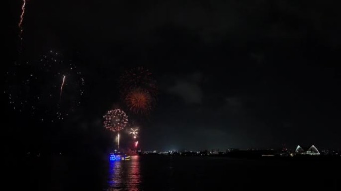 鹿儿岛上空焰火表演的景色