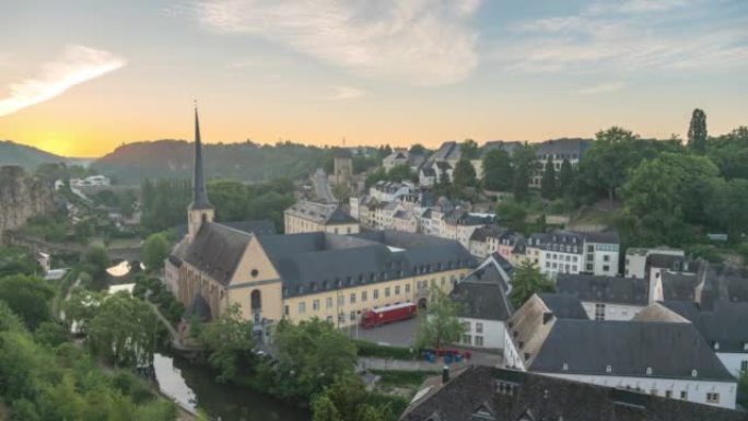 卢森堡大公国延时4K，城市天际线夜间至白天日出延时在卢森堡历史悠久的老城阿尔泽特河沿岸的格伦德