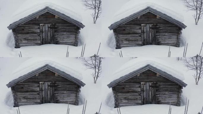 瑞典雪地中一座旧木屋的航拍画面。