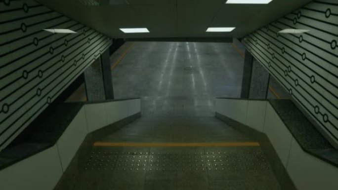 通往铁路站台的对称高科技楼梯结构。