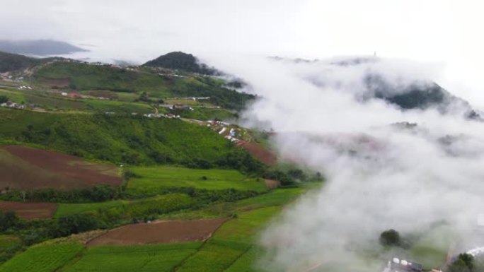 有雾的局部山区村庄的鸟瞰图