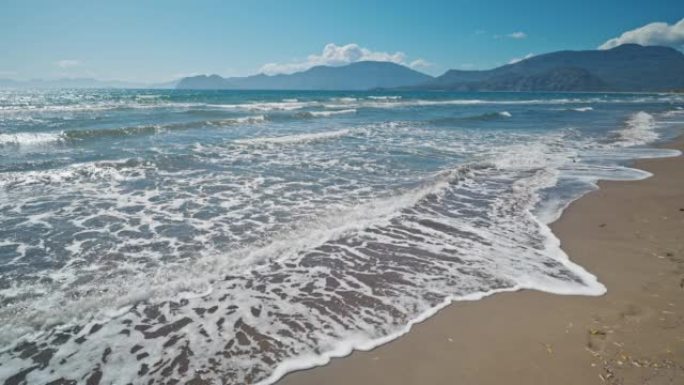 在土耳其美丽的沙滩空旷的海滩Iztuzu，阳光明媚的夏日风日，海浪挥舞着大海。