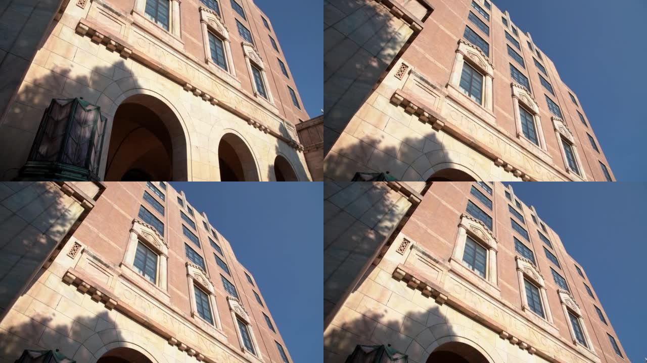 夏天日落时，北卡罗来纳州阿什维尔市中心标志性的阿什维尔市政厅大楼的低角度镜头倾斜视图