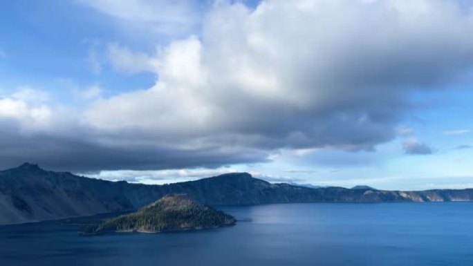 俄勒冈州火山口湖上方移动的云层的时间流逝