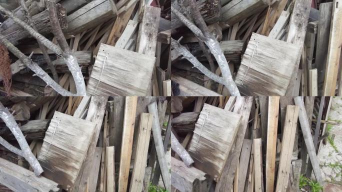 户外堆放的柴火、木板和树枝。生火用的木料