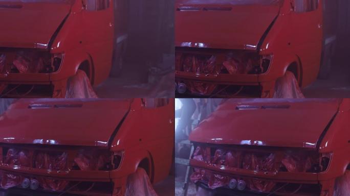 红色汽车喷漆，车身修理。