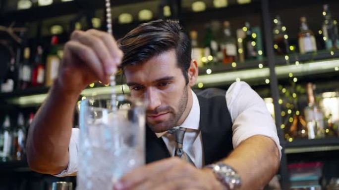4k男调酒师在餐厅酒吧为顾客准备鸡尾酒饮料。