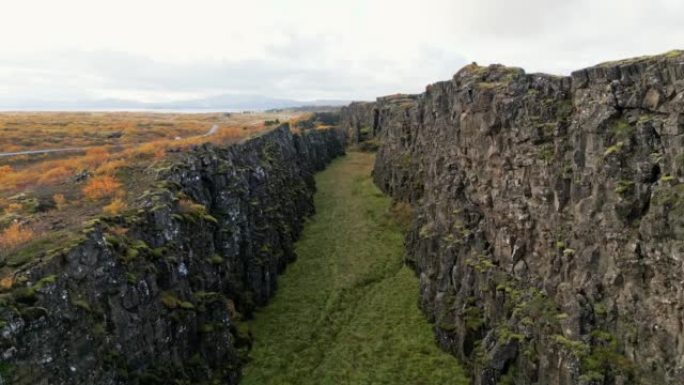 由两个构造板块相互远离创建的山谷，冰岛Thingvellir