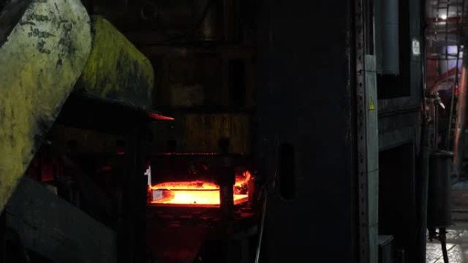 压床、智能机器、计算机技术。冲压操作，火花，热处理 ..铁匠工厂。用工业锻压机锻造大型热金属坯。金属