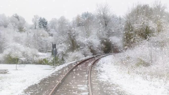 穿越雪雾景观的铁路