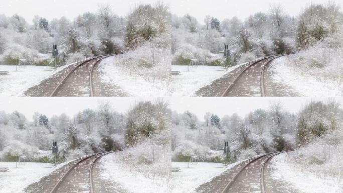 穿越雪雾景观的铁路