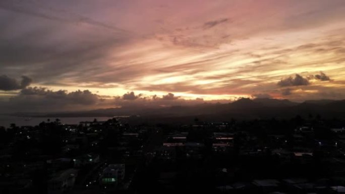 日落时苏瓦的空中无人机镜头。斐济首都。